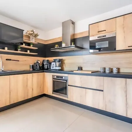 Modern House With Heated Pool, Bbq & Air Conditioning