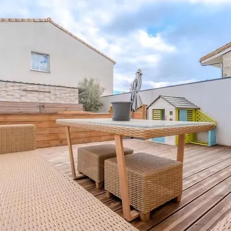 Modern House With Heated Pool, Bbq & Air Conditioning
